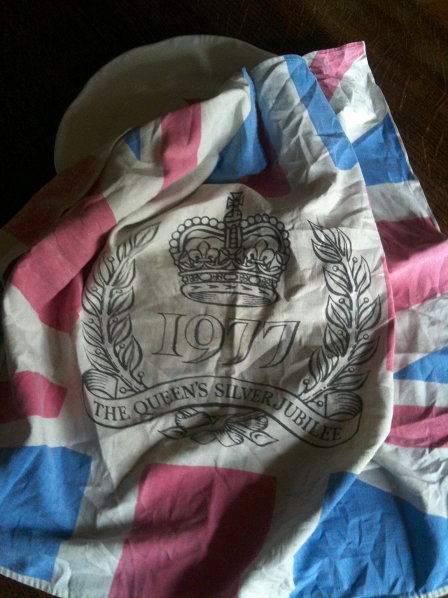 © Robert Rotifer Union Jack-Geschirrtuch mit Aufschrift "1977 - The Queen's Jubilee"